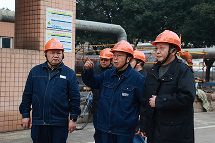 凯发k8一触即发股份公司总经理傅利才一行深入大修现场检查指导工作