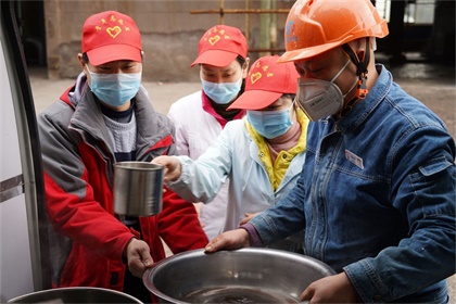 凯发k8一触即发股份公司青年志愿者为一线员工送汤药