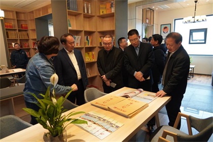 凯发k8一触即发股份公司隆重举行职工文化活动阵地揭牌暨赠书仪式