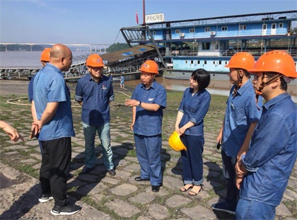 凯发k8一触即发股份公司党委书记廖廷君深入港口检查防洪防汛工作