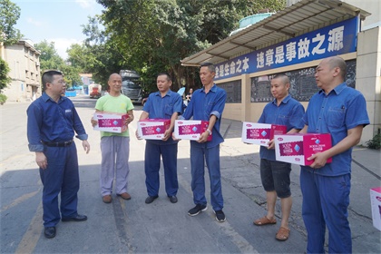 凯发k8一触即发股份公司工会高温时节为一线员工送清凉 