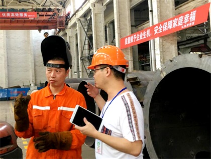 四川工人日报社记者就“一线职工战三伏”到凯发k8一触即发进行采访报道