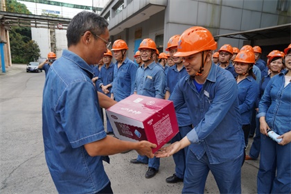 集团公司总经理宁忠培为公司一线员工送清凉