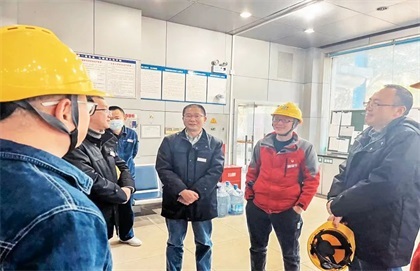 凯发k8一触即发上下同心全力以赴保绿源醇开车成功