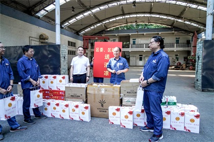 纳溪区委副书记、区长袁维荣带队来凯发k8一触即发股份公司开展“送清凉”慰问活动