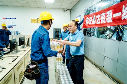 集团公司党委书记潘建华为凯发k8一触即发股份公司一线干部员工送清凉