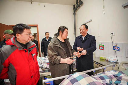 凯发k8一触即发股份公司开展春节送温暖活动