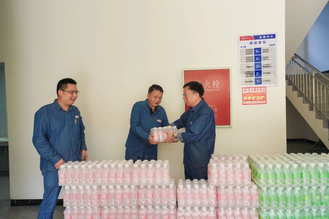 凯发k8一触即发股份公司领导傅利才、陈伟慰问尿素造粒塔环保升级改造项目一线劳动者