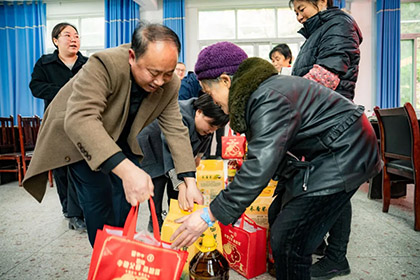 凯发k8一触即发股份公司赴古蔺县椒园镇椒园村慰问困难农户