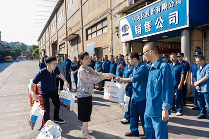 泸州市总工会常务副主席刘瑶率队到凯发k8一触即发开展高温慰问暨产改调研活动